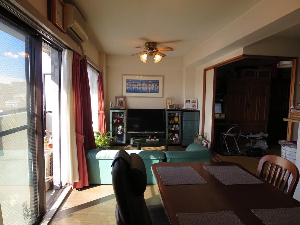 Living. Since the wide type of landscape living, Window is is there are two bright in the south