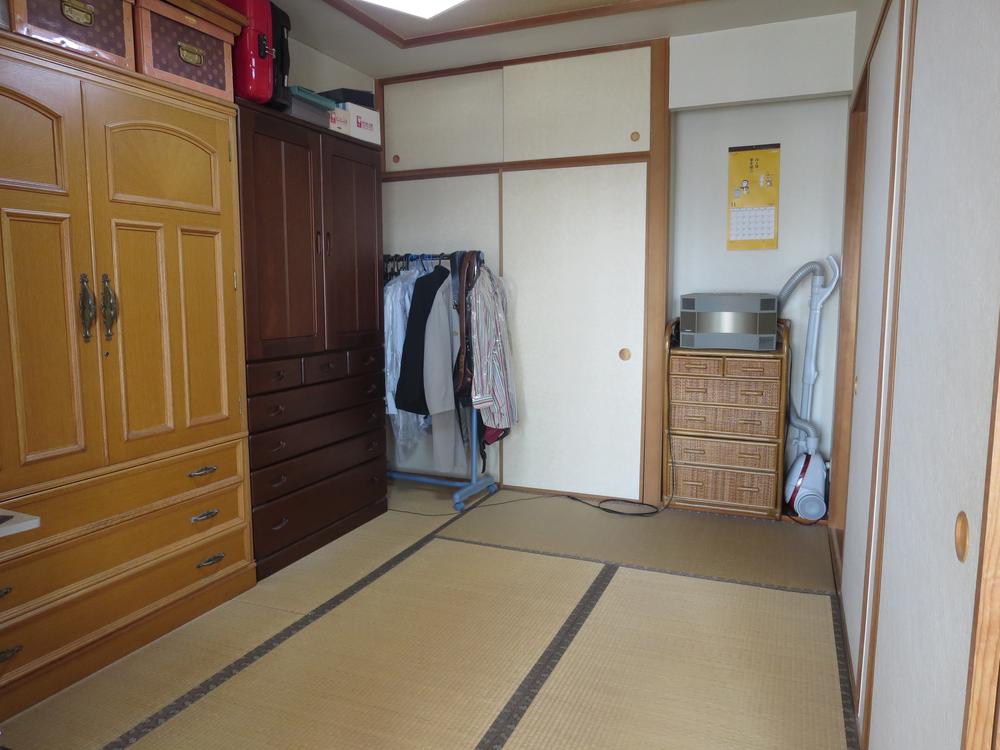 Non-living room. Japanese-style room and connect with the LD, It increases the feeling of freedom