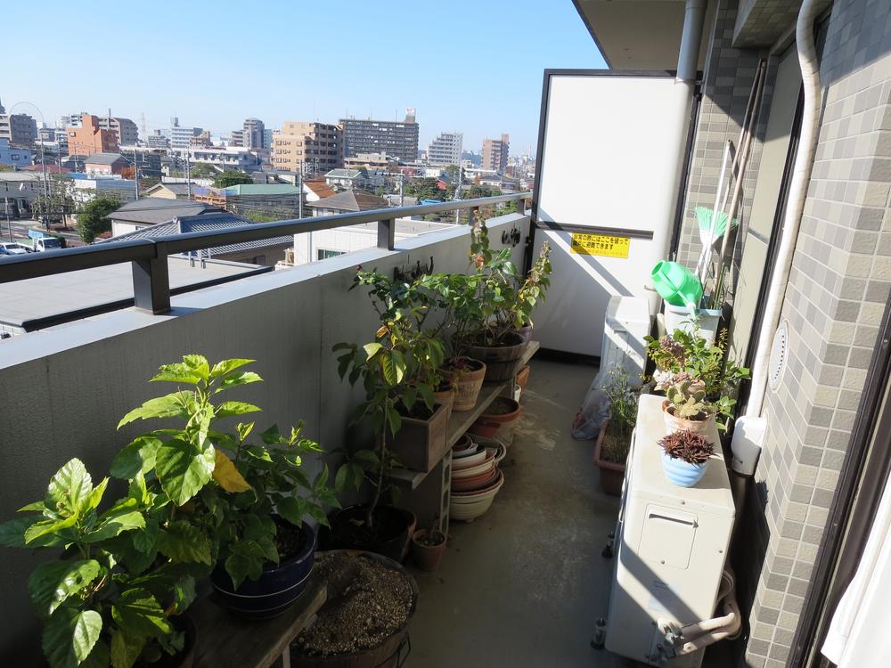 Balcony. About the wide span of the balcony of 8.4m is good per yang