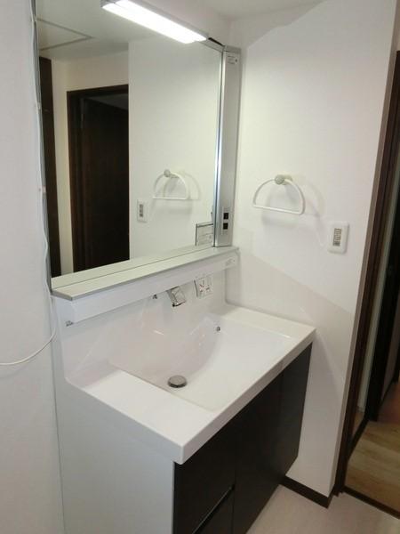 Wash basin, toilet. Indoor (11 May 2013) Shooting