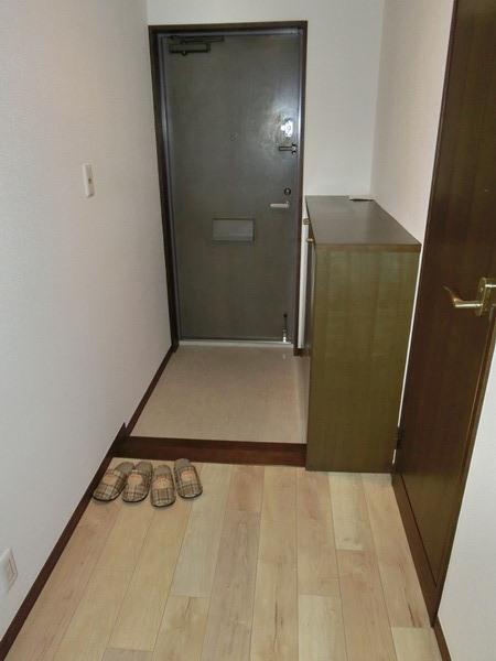 Entrance. Local (11 May 2013) Shooting