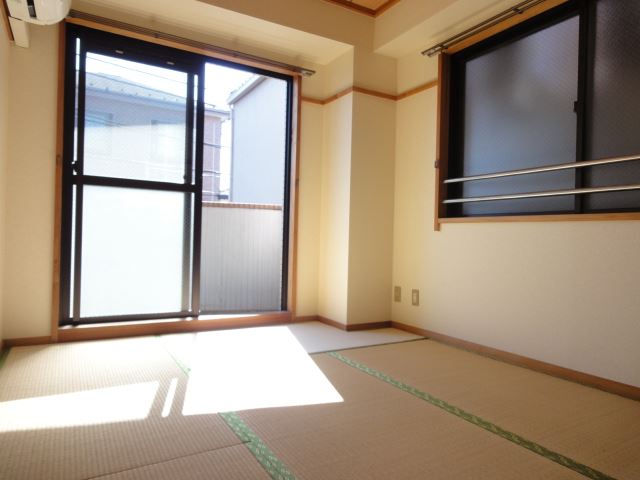 Living and room. 6-mat Japanese-style It is a corner room