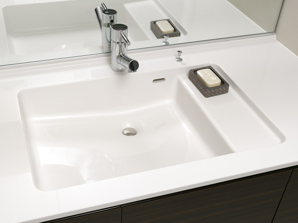 Bathing-wash room.  [Step with integrated bowl] It was provided with a space to put a like wet cups and soap in the sink bowl. Counter is difficult dirt, Saving you the hassle of cleaning.  ※ Same specifications