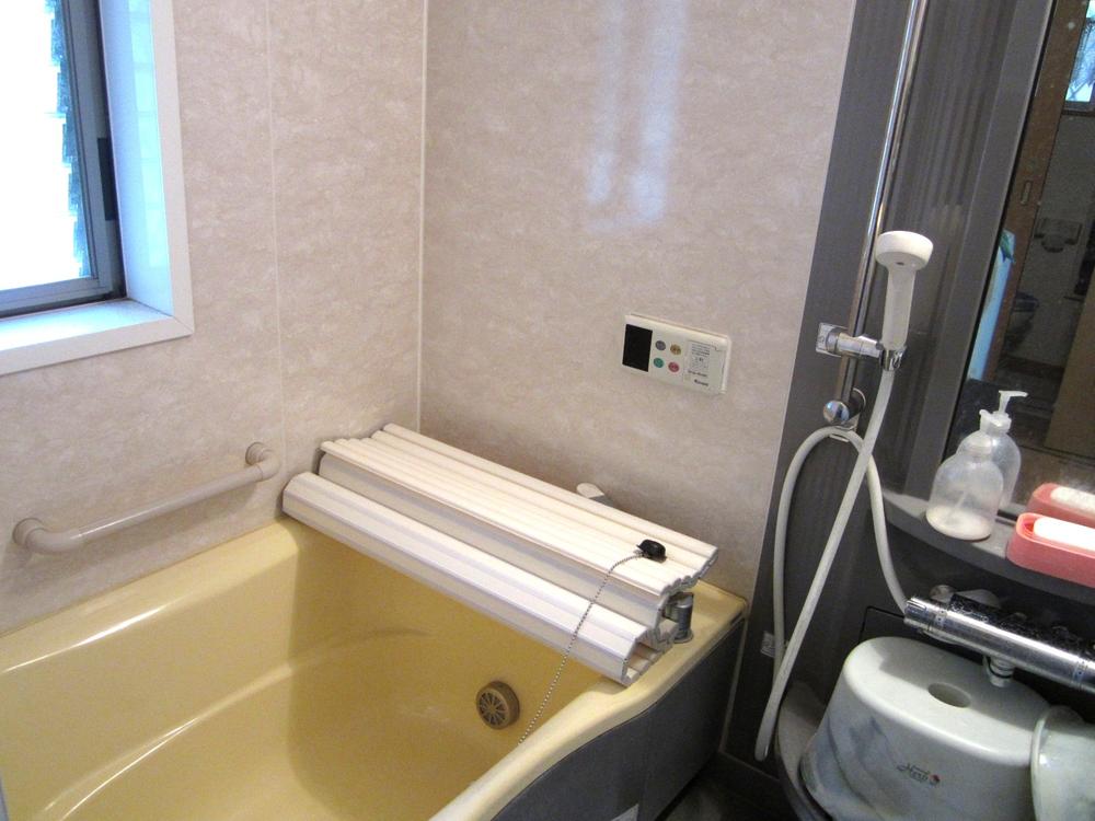 Bathroom. The bath is a bright bathroom has a window Add 炊 ・ Hot water plus ・ With warmth