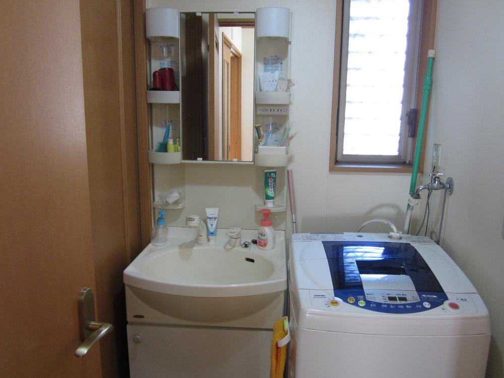 Wash basin, toilet. Vanity is Do the shampoo dresser, It is a morning shampoo also easier