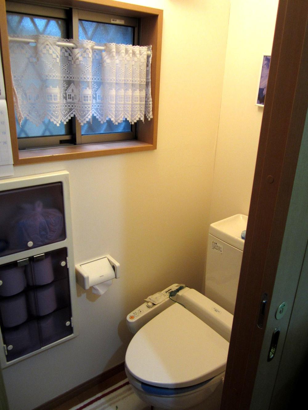 Toilet. There is a window in the toilet Because there is also a storage space shelf, Books and flowers also put space
