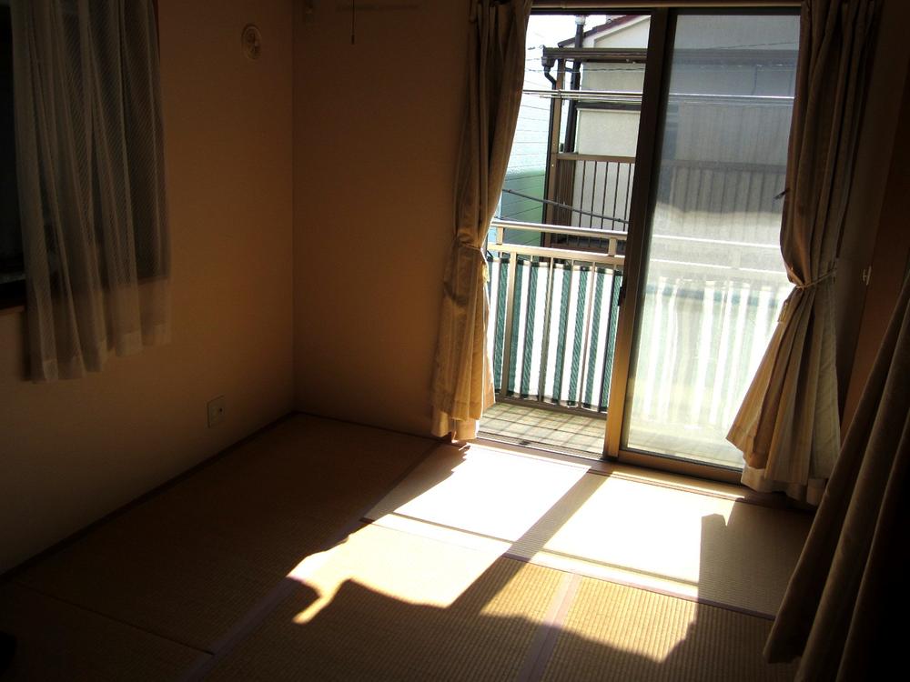 Non-living room. Facing south of bright Japanese-style room. There are two storage space in the Japanese-style room.