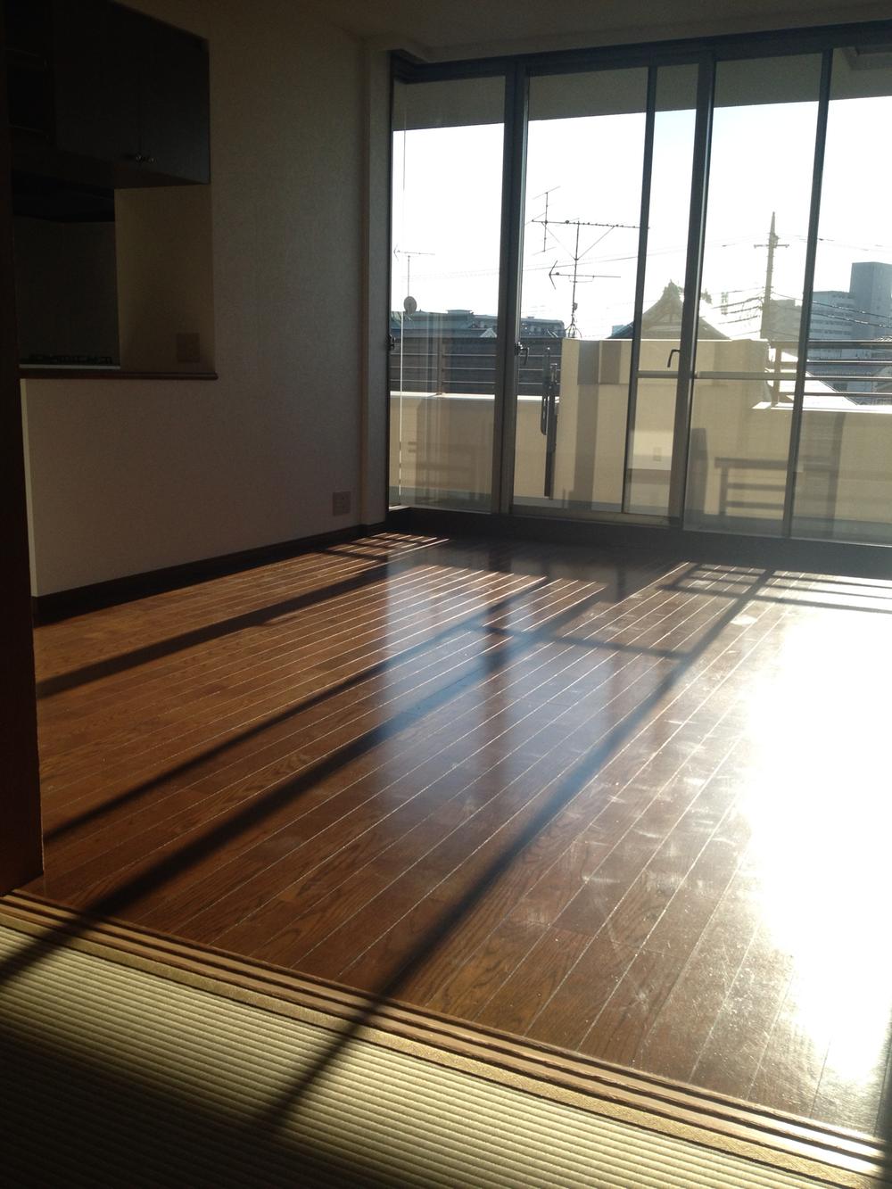 Living. Good bright living of per yang is equipped with floor heating