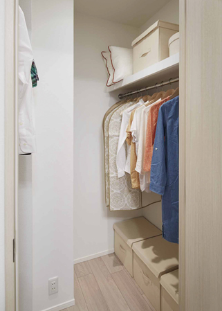 Receipt.  [With all houses walk-in closet] Large storage space equipped with a hanger pipe and the upper shelf. Clothes and bags, Storage of seasonal ・ It is very useful, for example, organize.