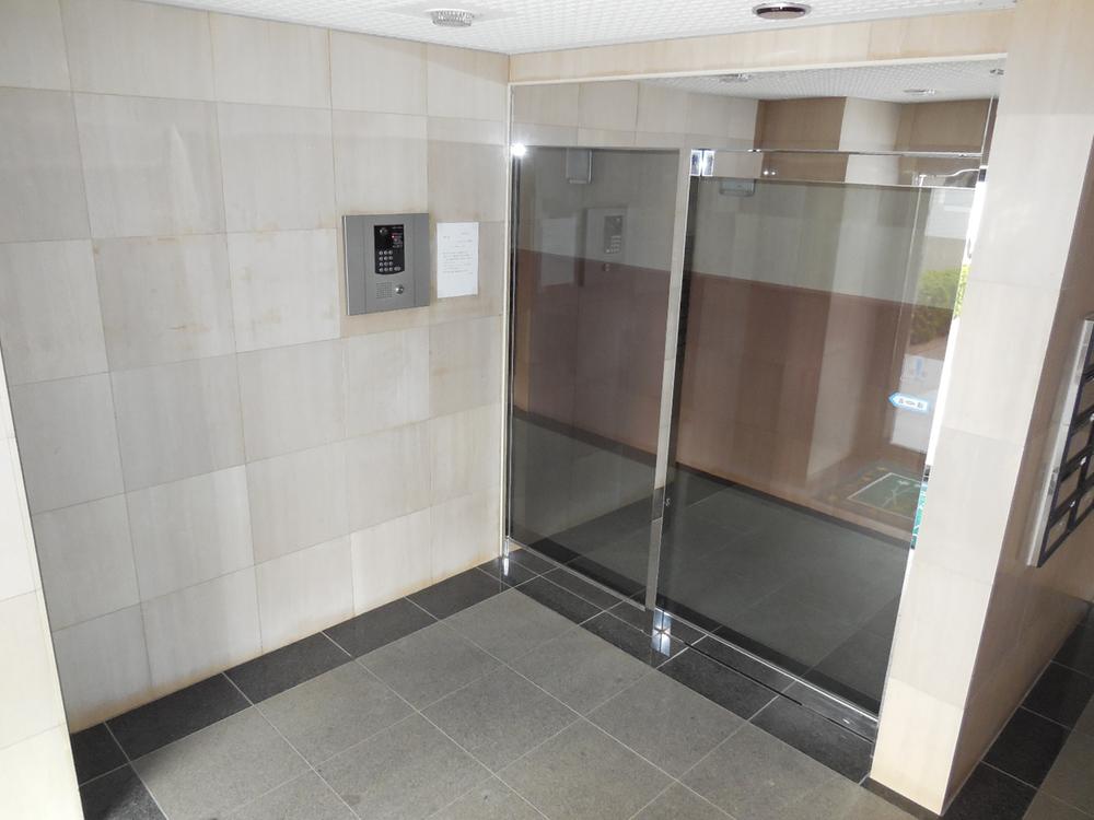 Entrance. TV is auto-lock entrance with a monitor.