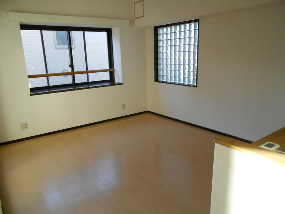 Living. Indoor (12 May 2013) Shooting Since the south side will hit the road of new construction condominiums, Day is good