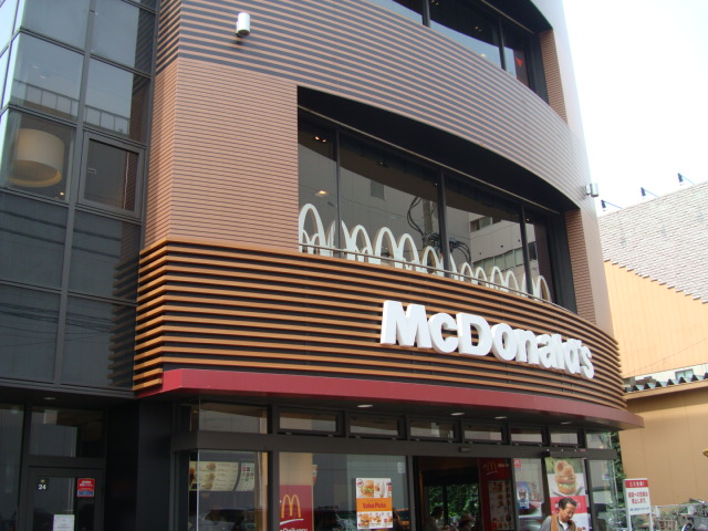 restaurant. 614m to McDonald's (restaurant)