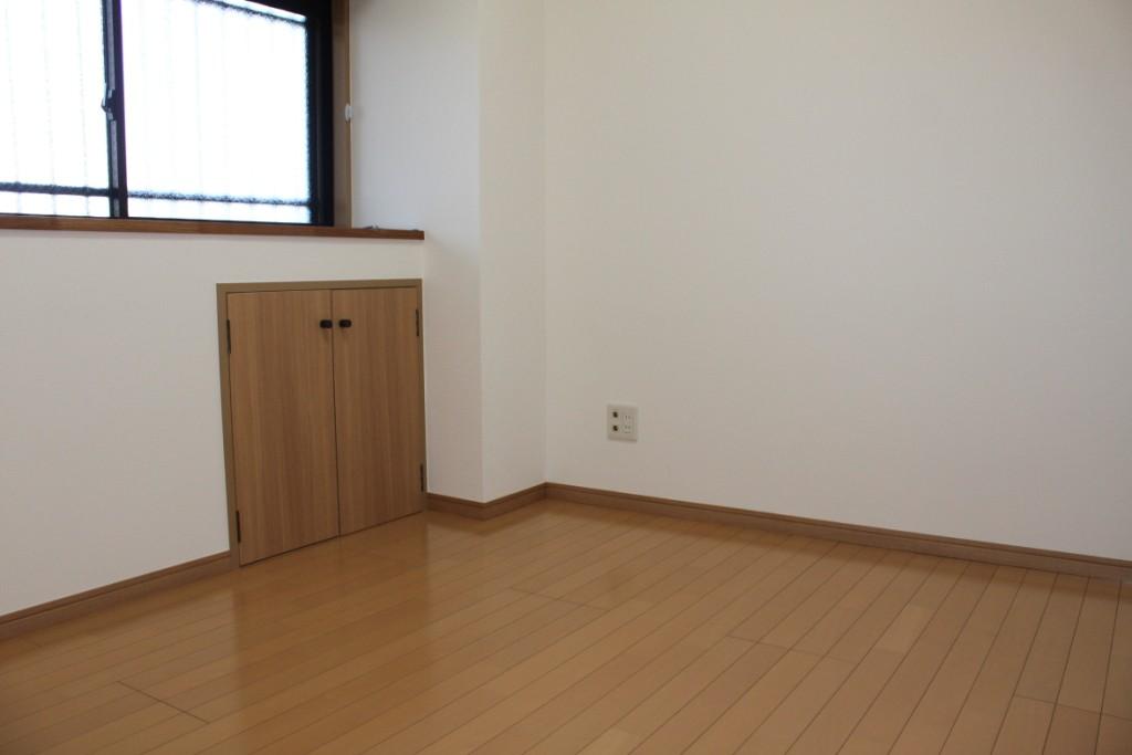 Living and room. The north side of the Western-style
