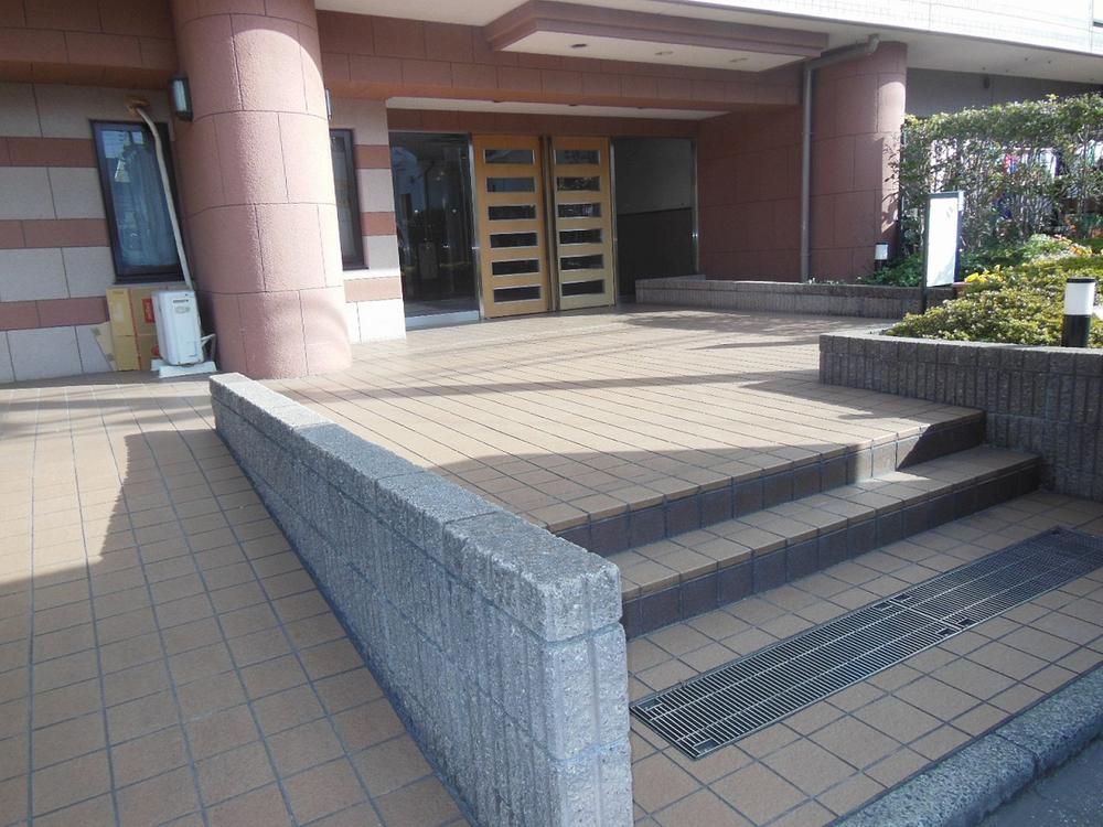 Entrance. Common areas