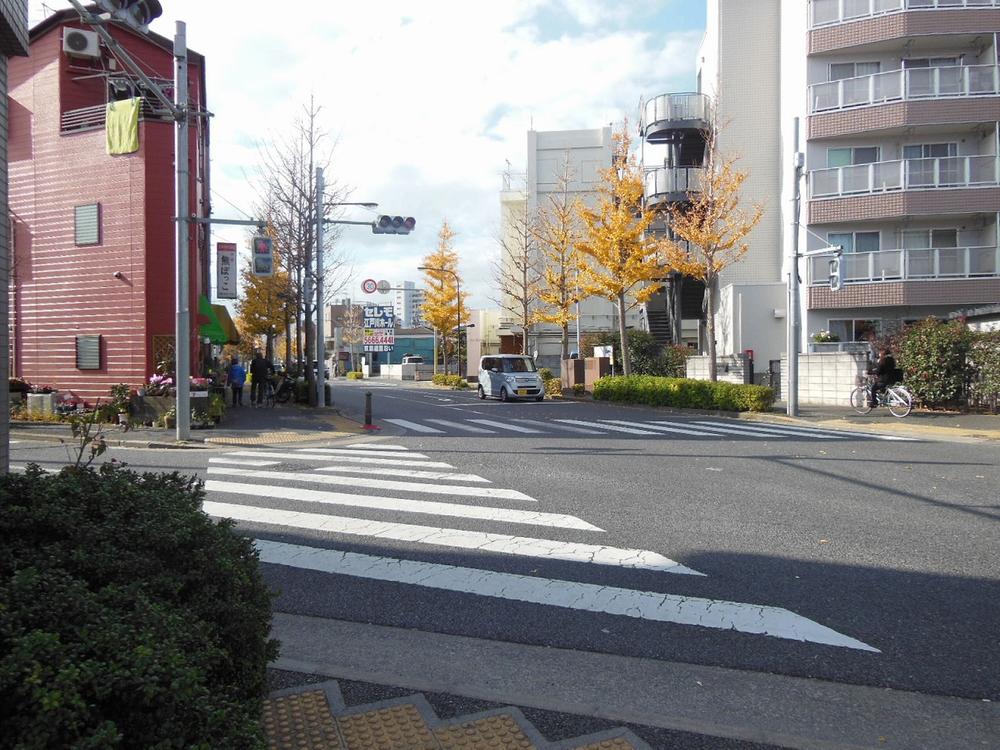 Streets around. 30m to the peripheral road