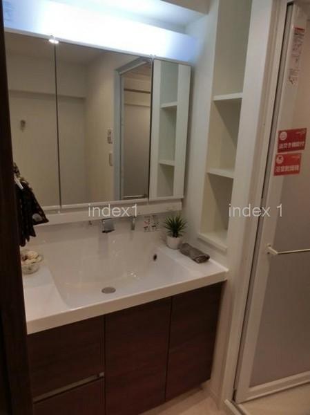 Wash basin, toilet. Washbasin and easy to use in the shower faucet ☆