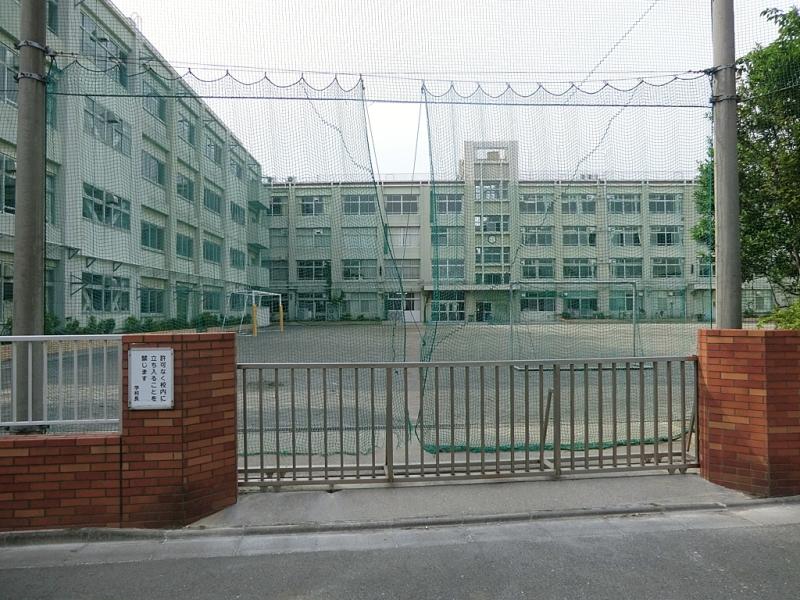 Junior high school. Koiwa 333m until the first junior high school