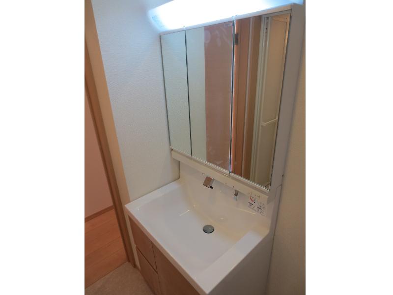 Wash basin, toilet. 1 Building Bathroom vanity Three sides with mirrors