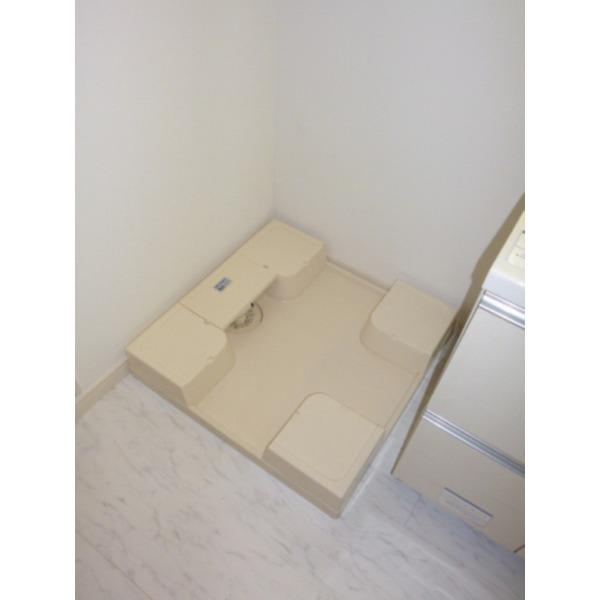 Wash basin, toilet
