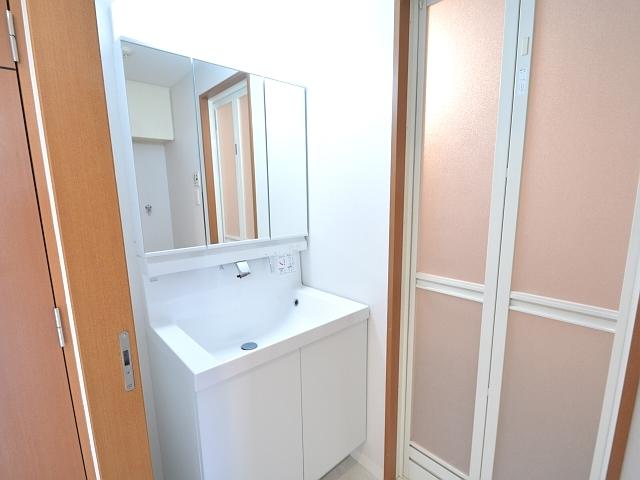 Wash basin, toilet. Bell Jules Fuchu-cho Bubai washbasin