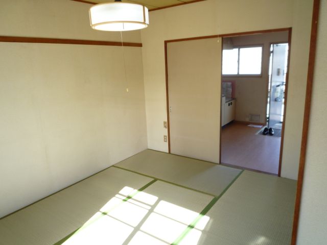 Living and room. Japanese-style room 6 quires with plates