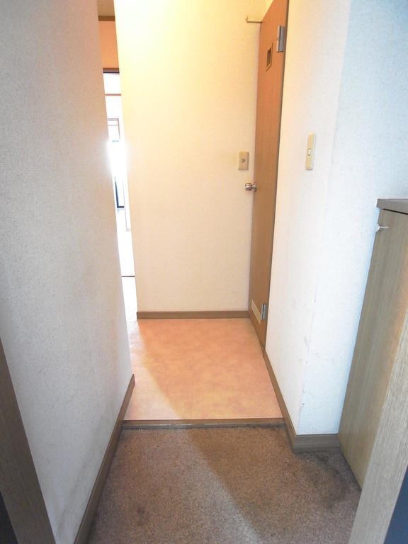 Entrance.  ◆ There cupboard
