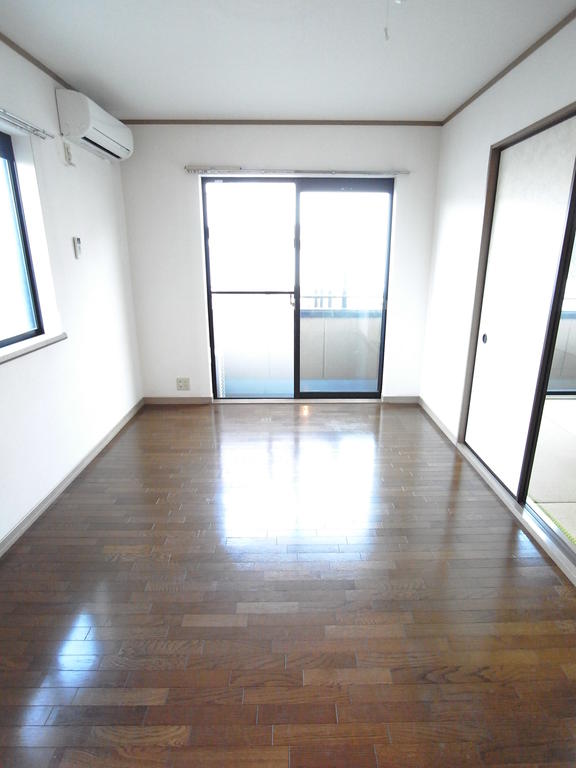 Living and room.  ◆ Corner room two-sided lighting