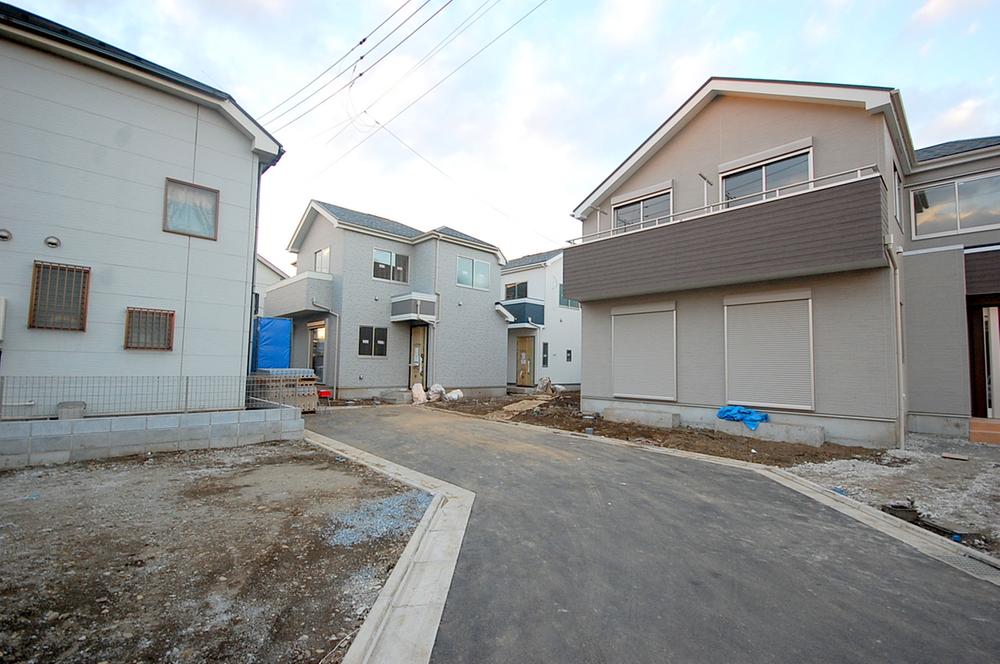 Local photos, including front road. Local shooting