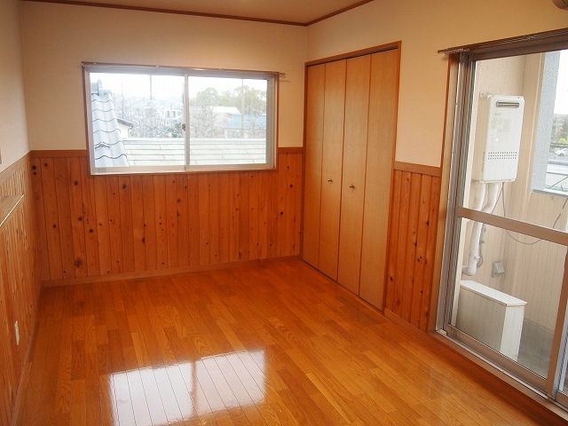 Living and room. Wainscot of luxury drifts cypress