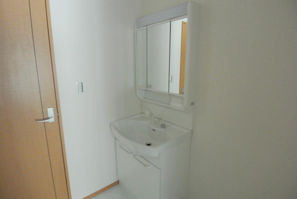 Wash basin, toilet. Indoor (September 2013) Shooting