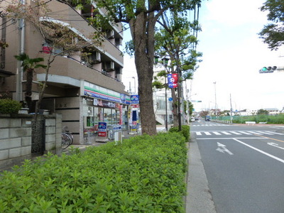 Convenience store. 600m until the Three F (convenience store)