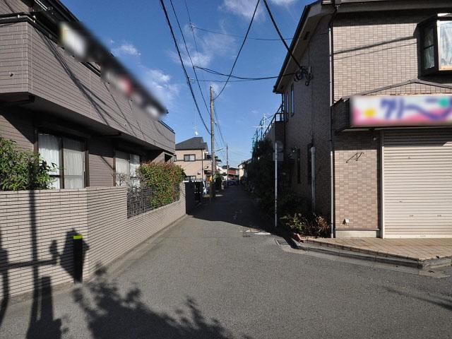 Local photos, including front road. Contact road situation