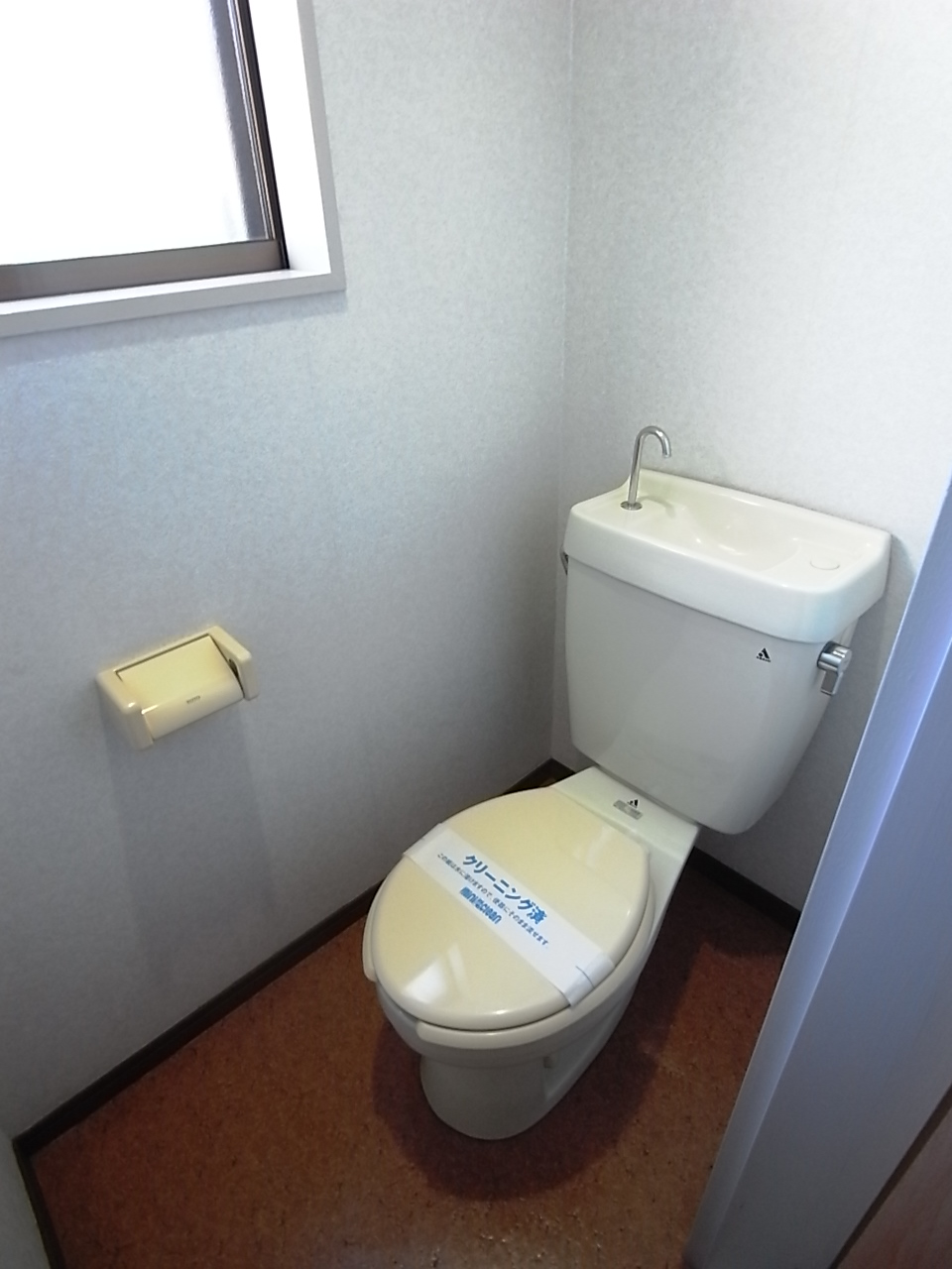 Toilet. ◇ bus toilet by