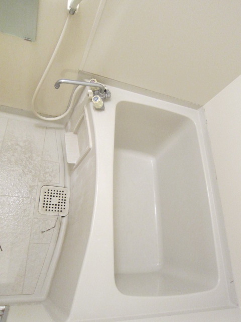 Bath. Easy-to-use with a mirror