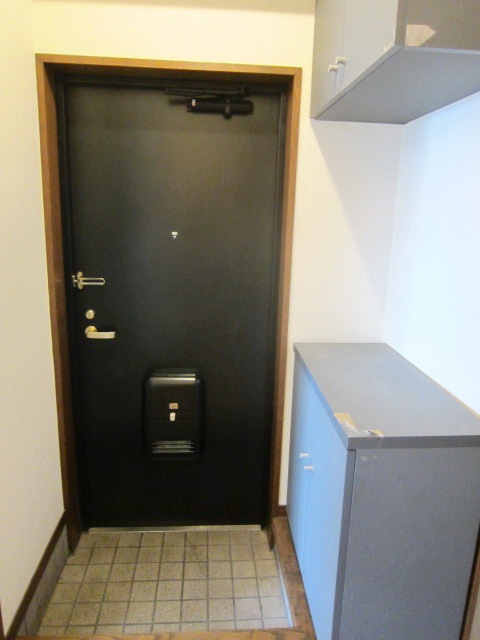 Entrance. Equipped cupboard