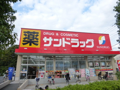 Dorakkusutoa. Drugstore 1300m until (drugstore)