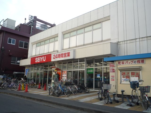 Supermarket. Seiyu to (super) 730m