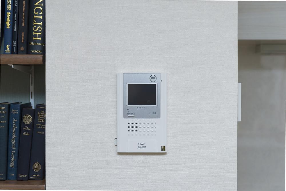 Security equipment. After checking the entrance of visitors in the room of the intercom monitor, It is safe because it unlocks the automatic door.