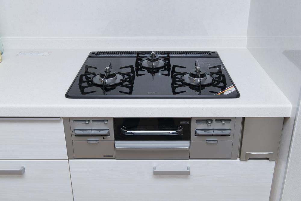 Other Equipment. Excellent glass top stove with care also simple grill in addition to durability in a flat surface.