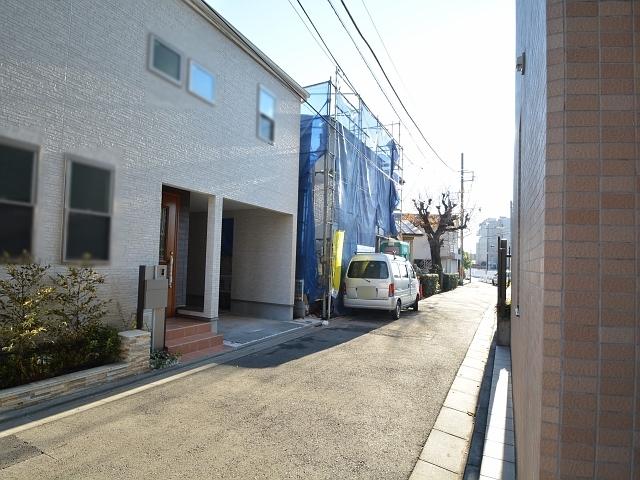 Local photos, including front road. 1-chome contact road situation Wakamatsucho