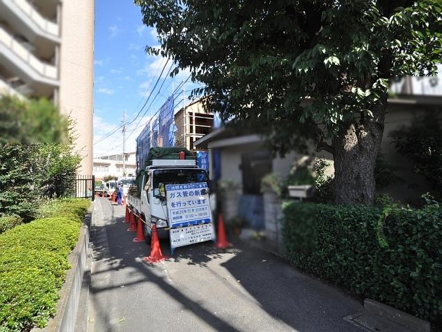 Local photos, including front road. 1-chome contact road situation Wakamatsucho