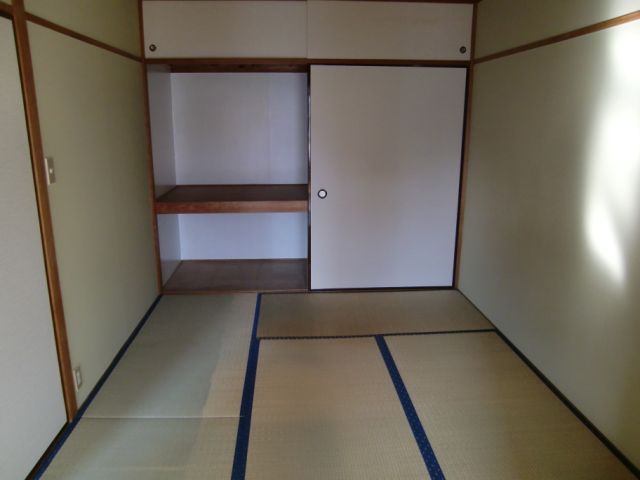 Living and room. Japanese-style room is a 6-tatami rooms