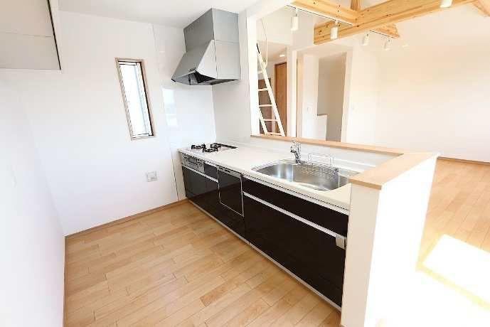 Same specifications photo (kitchen). Seller construction cases