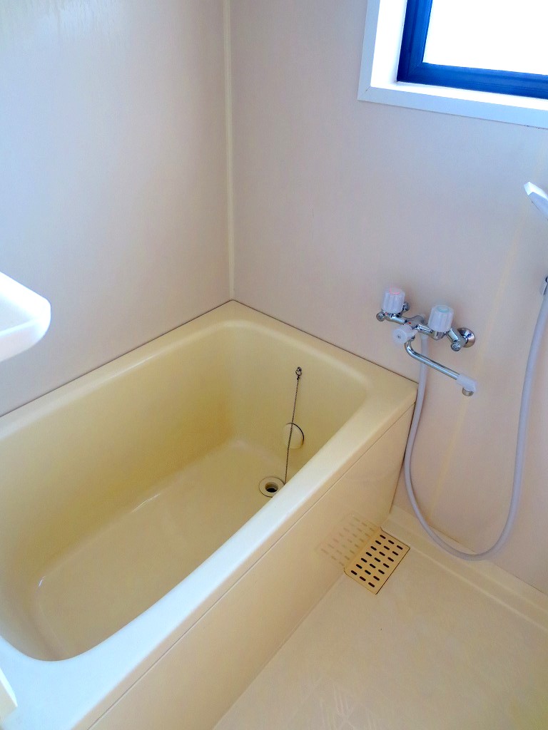 Bath. This bathtub high temperature feed hot water type of spread