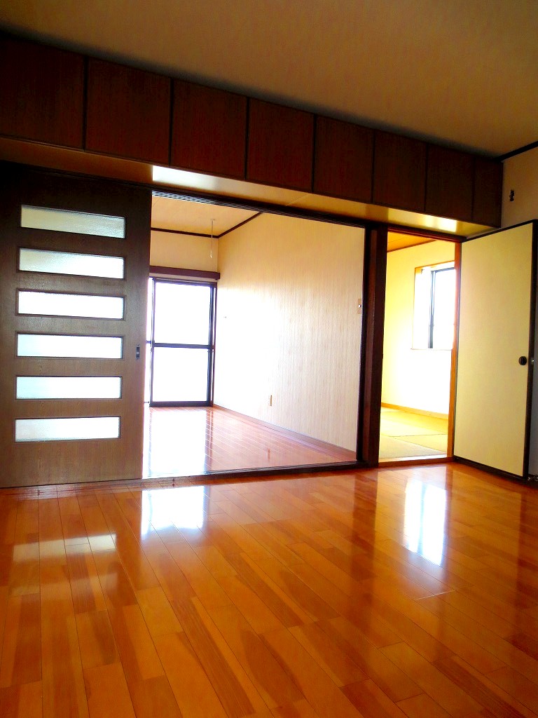 Living and room. There are a lot of hanging cupboard