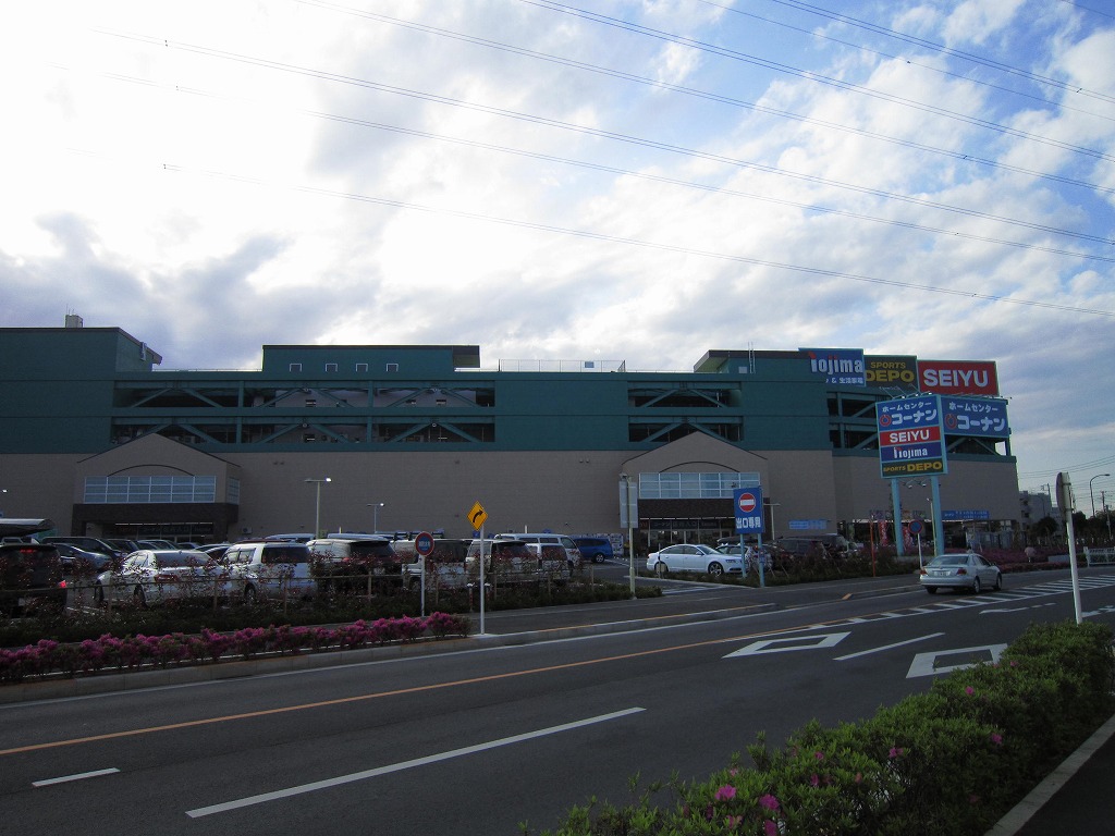 Supermarket. Seiyu Fuchu Yotsuya store up to (super) 1375m