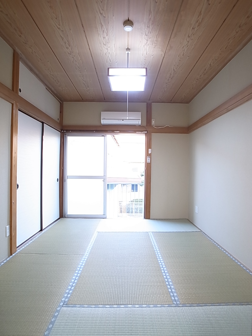 Living and room. Tatami Japanese-style thing is also good. . 