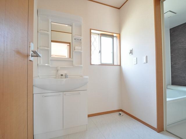 Wash basin, toilet. 15 Building Washroom