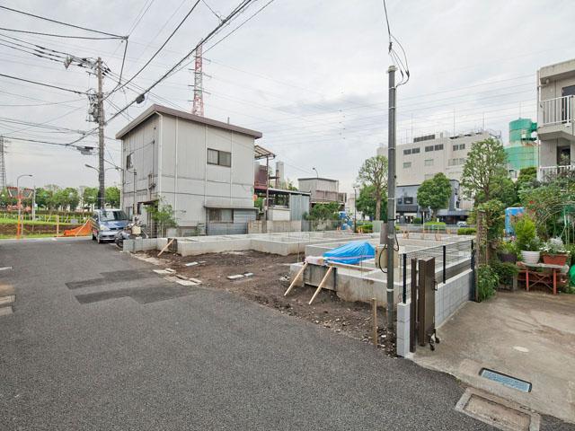 Local photos, including front road. North contact road