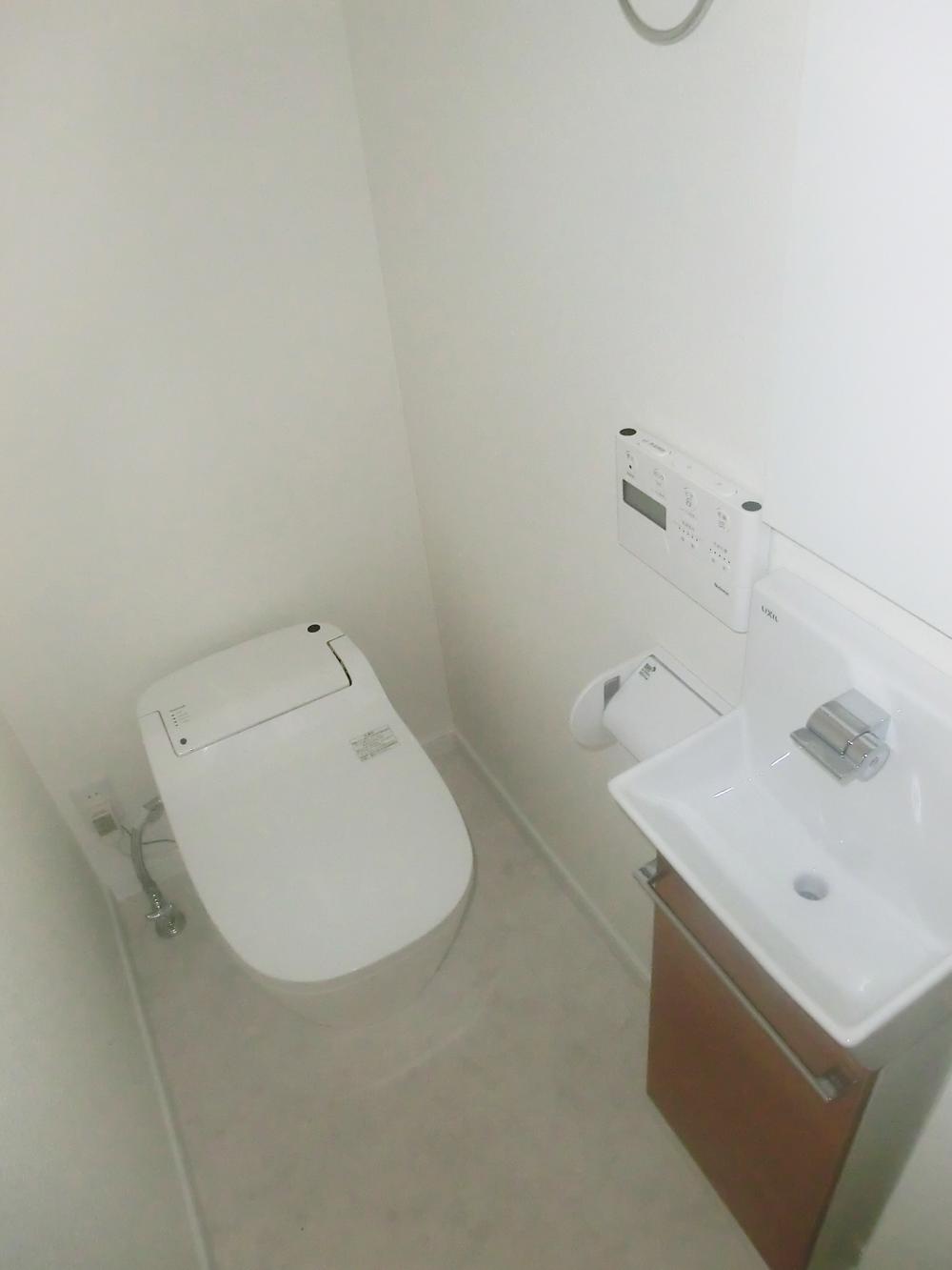 Toilet. ○ 1F: fully automatic cleaning toilet